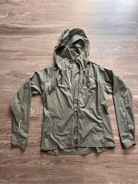 REI Women’s small Lightweight Hooded Windbreaker Jacket in Olive Green